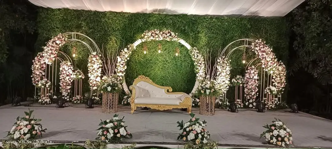 Green Wall Eco Stage with Multiple Arches